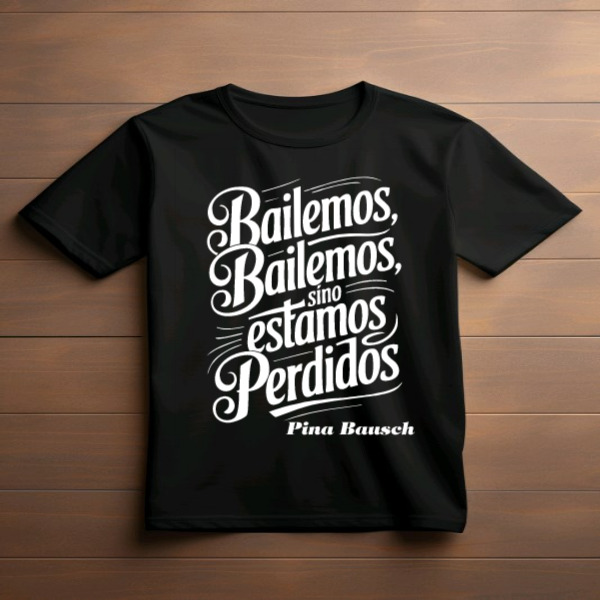 DTH00005058_BAILEMOS_BAILEMOS_SINO_ESTAMOS_PERDIDOS_PINA_BASUCH_REMERA_T-SHIRT_STICKERSREMOTOS_082025.jpg